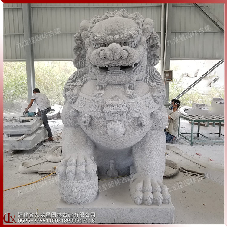 門口石獅子一對(duì)