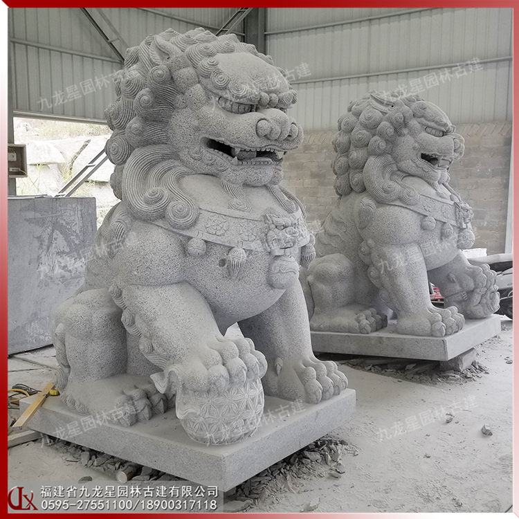 門口石獅子一對(duì)
