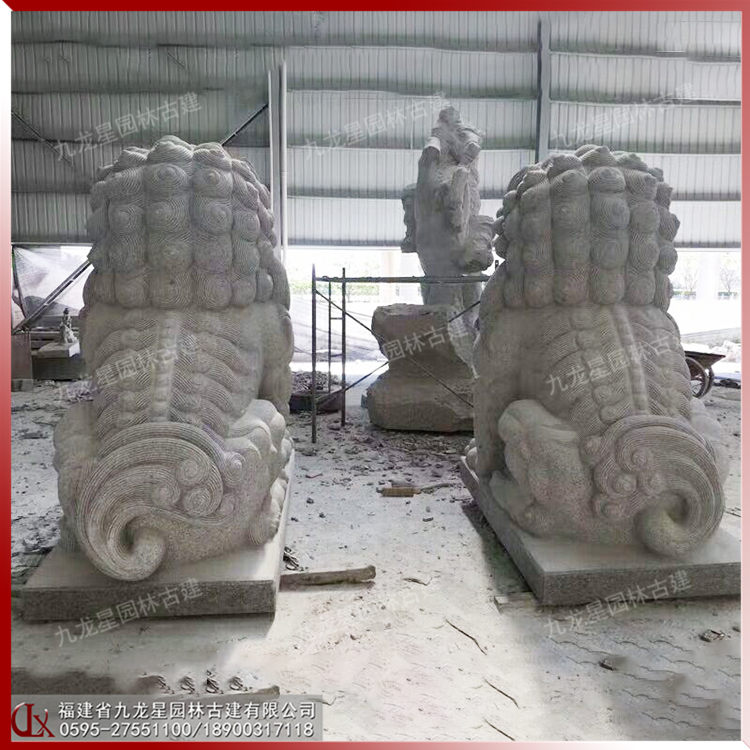 門口石獅子一對(duì)