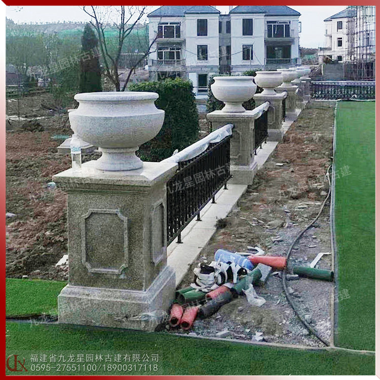 小區(qū)石雕花缽.jpg